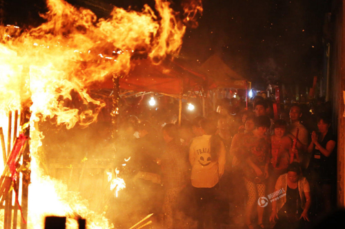 高三陪讀家長搶拜“神樹” 高三陪讀家長搶拜“神樹”