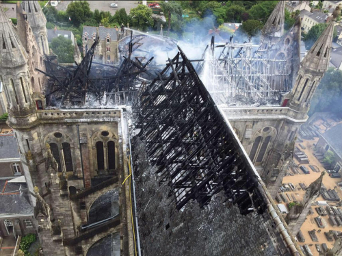 法國19世紀教堂失火 頂部燒毀 法國19世紀教堂失火 頂部燒毀