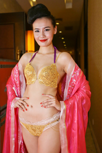鄭州黃金內衣秀現場 每套價值400萬元 鄭州黃金內衣秀現場 每套價值400萬元
