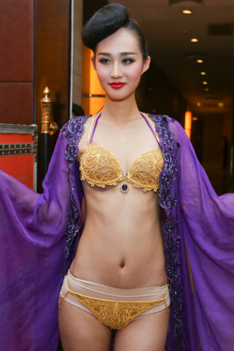 鄭州黃金內衣秀現場 每套價值400萬元 鄭州黃金內衣秀現場 每套價值400萬元