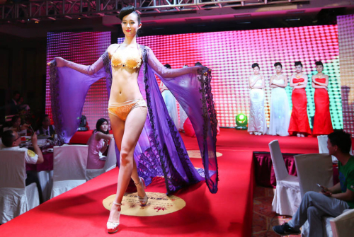 鄭州黃金內衣秀現場 每套價值400萬元 鄭州黃金內衣秀現場 每套價值400萬元