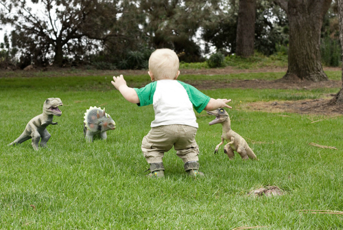 萌娃模仿“訓練恐龍”一幕 萌娃模仿“訓練恐龍”一幕