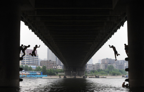 武漢熱浪滾滾 市民橋墩跳水 武漢熱浪滾滾 市民橋墩跳水