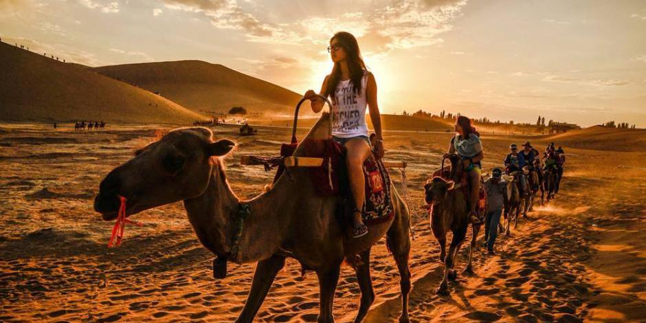 敦煌出現火燒云 晚霞駝影相映成趣