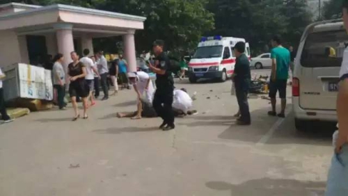 河南一越野車開進國稅局大廳 河南一越野車開進國稅局大廳