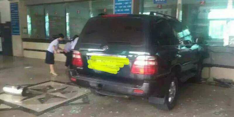 河南一越野車開進國稅局大廳 河南一越野車開進國稅局大廳