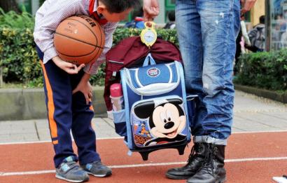 10月28日，記者對成都市某小學(xué)學(xué)生的書包進行稱重，該學(xué)生書包的重量為7.8公斤