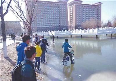 南方的孩子不理解北方的寒冷，這冰厚得，嚇尿了！ @顏遠鋒