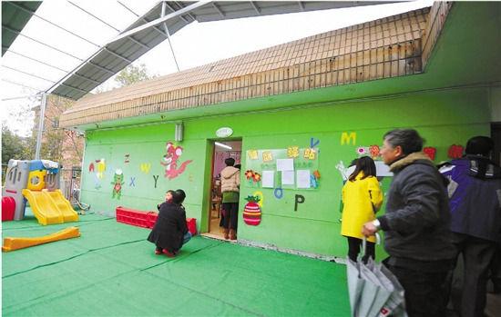 因?yàn)榕卵b修后的氣味影響孩子的健康，包括小葉在內(nèi)，很多家長(zhǎng)找到園方，要求換教室.