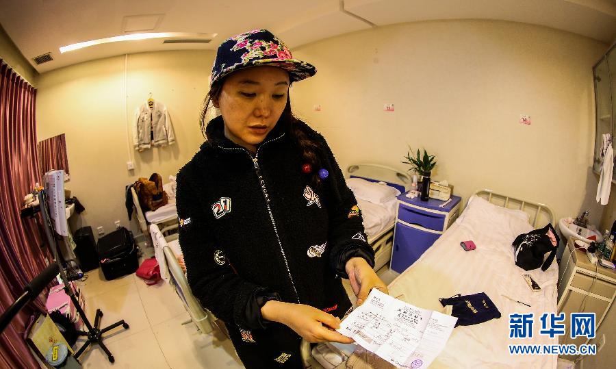 赴韓整形失敗者陳怡麗向記者展示醫療事故鑒定(4月8日攝)。 赴韓整形失敗者陳怡麗向記者展示醫療事故鑒定(4月8日攝)。