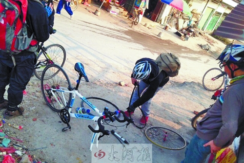 運氣不好，十分鐘被扎了兩次胎，只能自己修車。