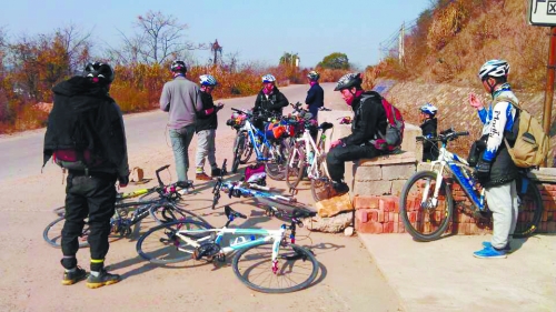1月21日，他們路過湖南中路鋪鎮(zhèn)，在路邊短暫休息。