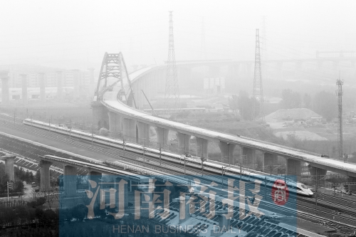 一列高鐵從正在建設的鄭開城際鐵路旁經過 一列高鐵從正在建設的鄭開城際鐵路旁經過