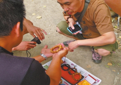 小攤主在推銷偽崖柏手串 小攤主在推銷偽崖柏手串