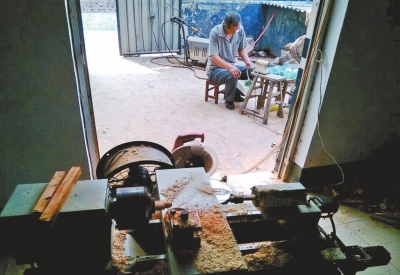 前邊是加工珠子的小車床,后邊正在拋光珠子。 前邊是加工珠子的小車床,后邊正在拋光珠子。