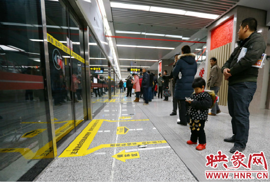 小朋友在等候區內等待地鐵。 小朋友在等候區內等待地鐵。