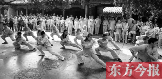 少林寺迎來最大一批俄羅斯學(xué)員 71名洋弟子禮拜釋永信 少林寺迎來最大一批俄羅斯學(xué)員 71名洋弟子禮拜釋永信