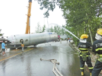 消防官兵正在實施救援 消防官兵正在實施救援