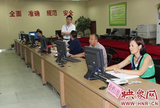 今年我省高招錄取工作正在平穩(wěn)正常開展,圖為投檔組工作人員。 今年我省高招錄取工作正在平穩(wěn)正常開展,圖為投檔組工作人員。