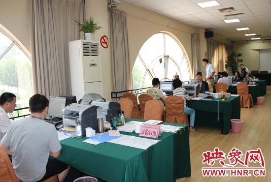 高招錄取現(xiàn)場錄檢組工作人員正在緊張工作中。 高招錄取現(xiàn)場錄檢組工作人員正在緊張工作中。