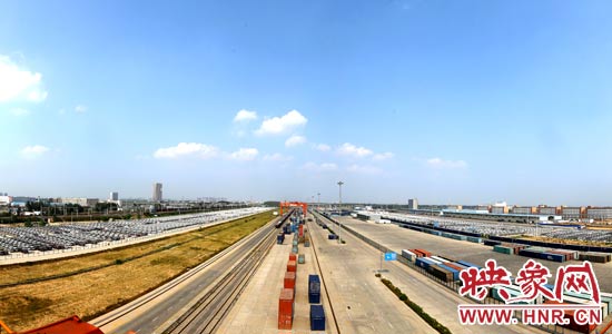 鄭州鐵路集裝箱中心站內,滿載貨物的國際班列從這里開出。段晉哲/攝 鄭州鐵路集裝箱中心站內,滿載貨物的國際班列從這里開出。段晉哲/攝