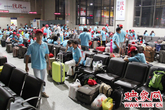 大學生志愿者在火車站候車室內整裝待發。 大學生志愿者在火車站候車室內整裝待發。