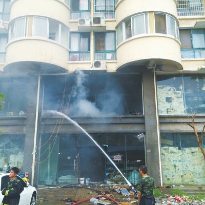 鄭州一小區疑因私拉充電線引火災 40余輛電動車被燒毀 鄭州一小區疑因私拉充電線引火災 40余輛電動車被燒毀