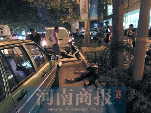 醉漢拳打的哥后耍賴趟地上不起來(lái) 民警開(kāi)車(chē)將其拉走 醉漢拳打的哥后耍賴趟地上不起來(lái) 民警開(kāi)車(chē)將其拉走