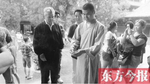 英語熟練的釋延政在少林寺接待外國(guó)游客 英語熟練的釋延政在少林寺接待外國(guó)游客