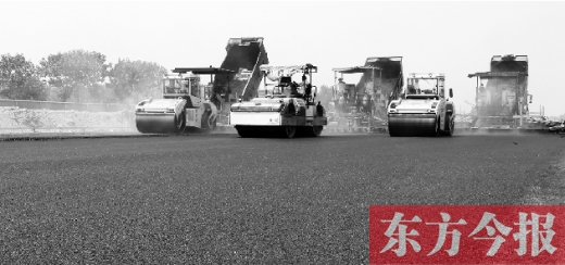 鄭州通航試驗區上街機場的改擴建工程正在緊張施工，寬闊的跑道已經基本竣工