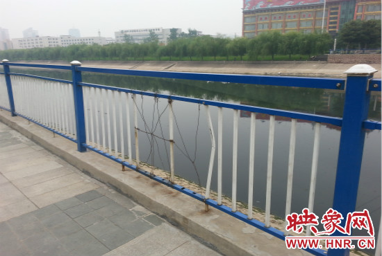 公園內(nèi)多個(gè)護(hù)欄中間的鋼筋條不翼而飛,僅僅是用幾根細(xì)細(xì)鐵絲纏住。 公園內(nèi)多個(gè)護(hù)欄中間的鋼筋條不翼而飛,僅僅是用幾根細(xì)細(xì)鐵絲纏住。