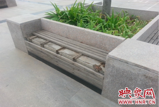 基礎(chǔ)設(shè)施破壞嚴(yán)重,一直無(wú)人修理。 基礎(chǔ)設(shè)施破壞嚴(yán)重,一直無(wú)人修理。