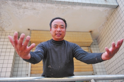 王全發向記者演示救人場景 王全發向記者演示救人場景