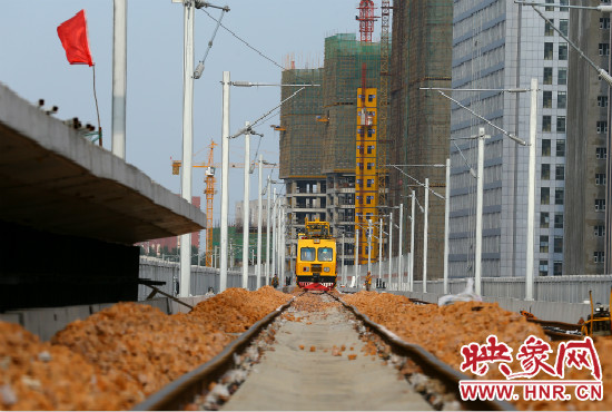 工程車在鋪好的軌道上忙碌不停。 工程車在鋪好的軌道上忙碌不停。