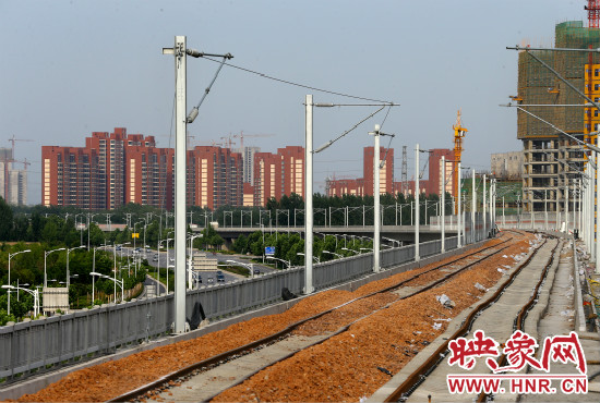 現(xiàn)代化的城際鐵路為日新月異的城市發(fā)展帶來了新的活力。 現(xiàn)代化的城際鐵路為日新月異的城市發(fā)展帶來了新的活力。