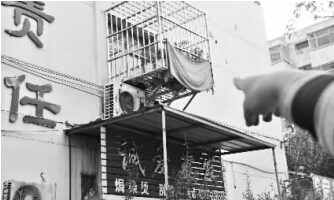 發生矛盾的一二樓鄰居，喇叭就安裝在二樓窗口。