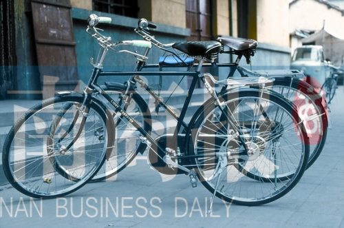 自行車是那時(shí)最時(shí)髦的交通工具,路邊清一色是“飛鴿牌” 自行車是那時(shí)最時(shí)髦的交通工具,路邊清一色是“飛鴿牌”