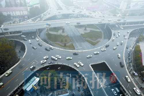 紫荊山立交橋,如今是許多人上下班的必經(jīng)之路 紫荊山立交橋,如今是許多人上下班的必經(jīng)之路