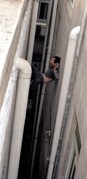 就在民警緊急施救時,他從兩樓之間摔下。 就在民警緊急施救時,他從兩樓之間摔下。