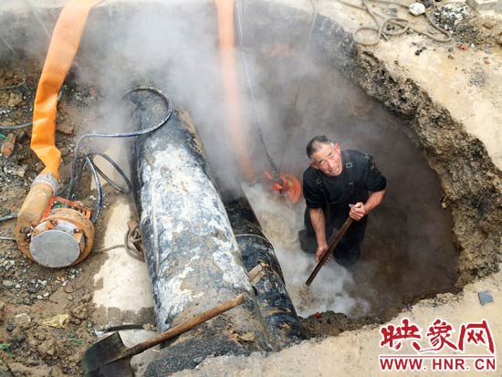 最下邊的一根熱力管道有一個口子正“哧哧”往外噴著熱水 最下邊的一根熱力管道有一個口子正“哧哧”往外噴著熱水