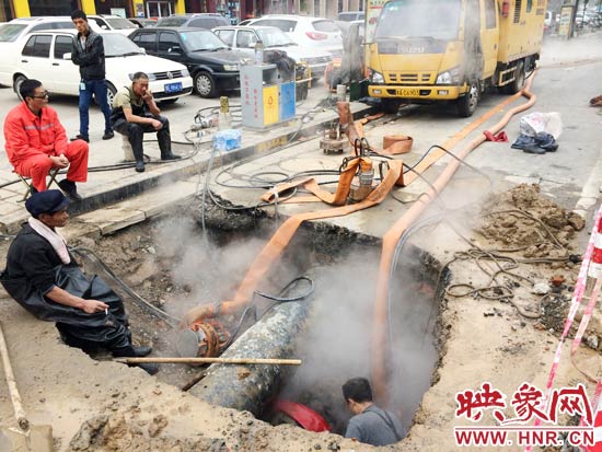 工人連續奮戰十幾個小時了 工人連續奮戰十幾個小時了