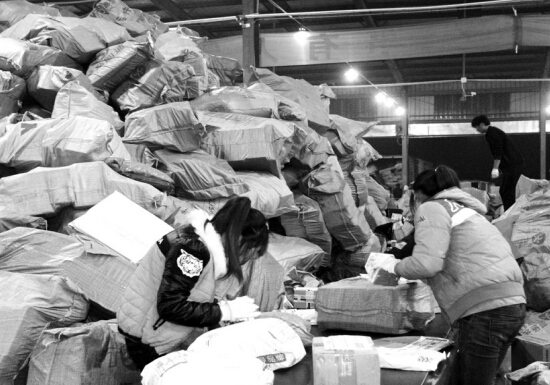 “雙十一”過后快遞業(yè)迎來投遞高峰,鄭州一家快遞公司網(wǎng)點(diǎn)內(nèi),快遞堆積如山,分揀員24小時(shí)不間斷工作 “雙十一”過后快遞業(yè)迎來投遞高峰,鄭州一家快遞公司網(wǎng)點(diǎn)內(nèi),快遞堆積如山,分揀員24小時(shí)不間斷工作