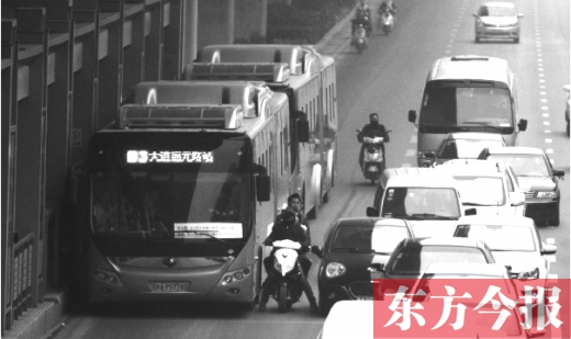 電動車闖入BRT道 電動車闖入BRT道