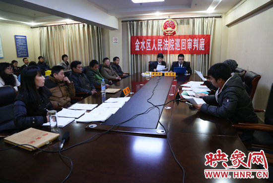 12月2日上午9點,鄭州市金水區法院將法庭搬到了經八路辦事處,并案審理了這6起勞務糾紛案件。 12月2日上午9點,鄭州市金水區法院將法庭搬到了經八路辦事處,并案審理了這6起勞務糾紛案件。