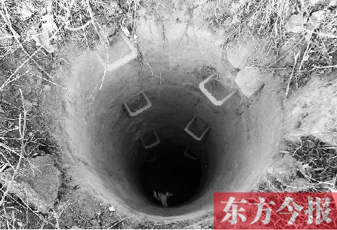 昨日,鄭州市南三環與啟福大道交叉口,惹事的無蓋窨井仍然張著大口 昨日,鄭州市南三環與啟福大道交叉口,惹事的無蓋窨井仍然張著大口