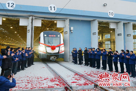 2013年12月28日鄭州地鐵第一班車發車。