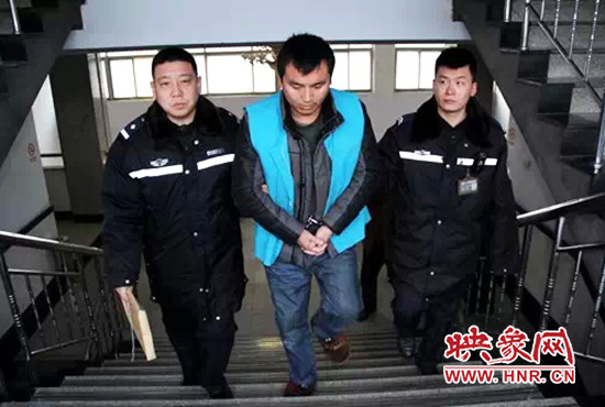 警方已經將肇事嫌疑人控制。 警方已經將肇事嫌疑人控制。