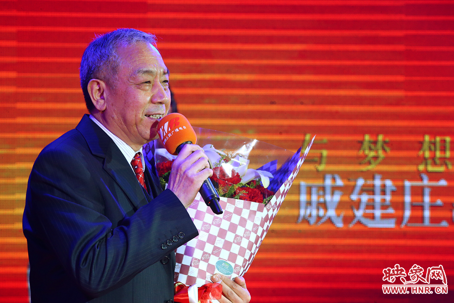 戚建莊向詩(shī)歌愛好者表達(dá)謝意。