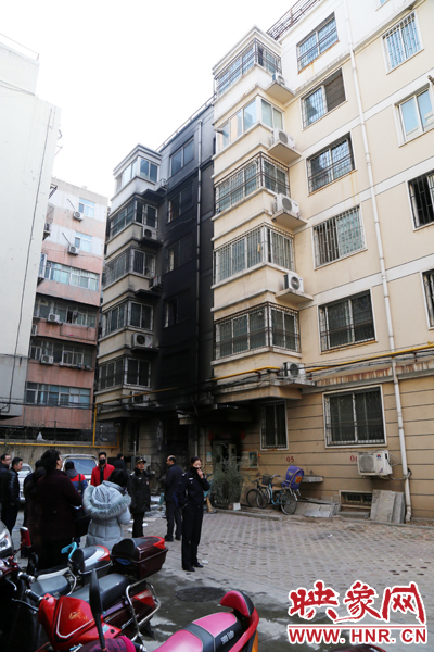 從一樓到六樓的外墻一片漆黑。 從一樓到六樓的外墻一片漆黑。