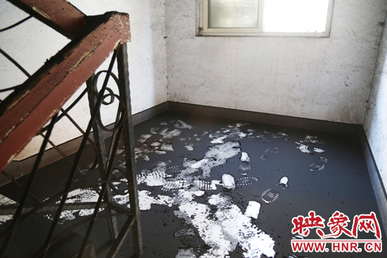 一樓到六樓的樓道內(nèi)都是黑色的煙塵。 一樓到六樓的樓道內(nèi)都是黑色的煙塵。